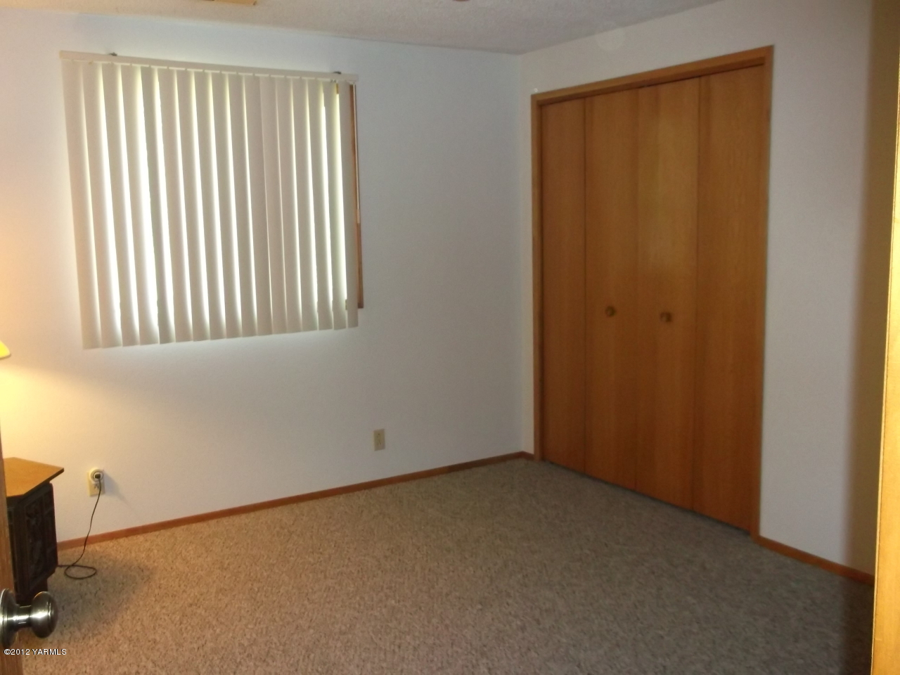 790 Murray Road Mabton, WA 98935 - Photo 9 of 18 an empty room with windows