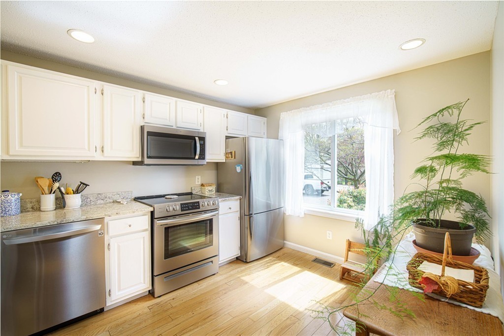 28 Stone Ridge Road, Unit 28 Franklin, MA 02038 - Photo 3 of 25 Gallery Image 3