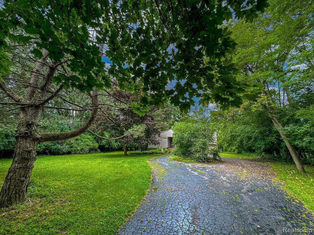 2040 West Square Lake Road Troy, MI 48098 - Photo 2 of 28
