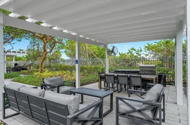 $1,350,000 | 199 Ocean Ln Drive, Unit 115, Key Biscayne, FL 33149