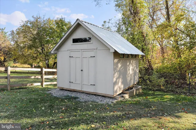 a view of a backyard with barn