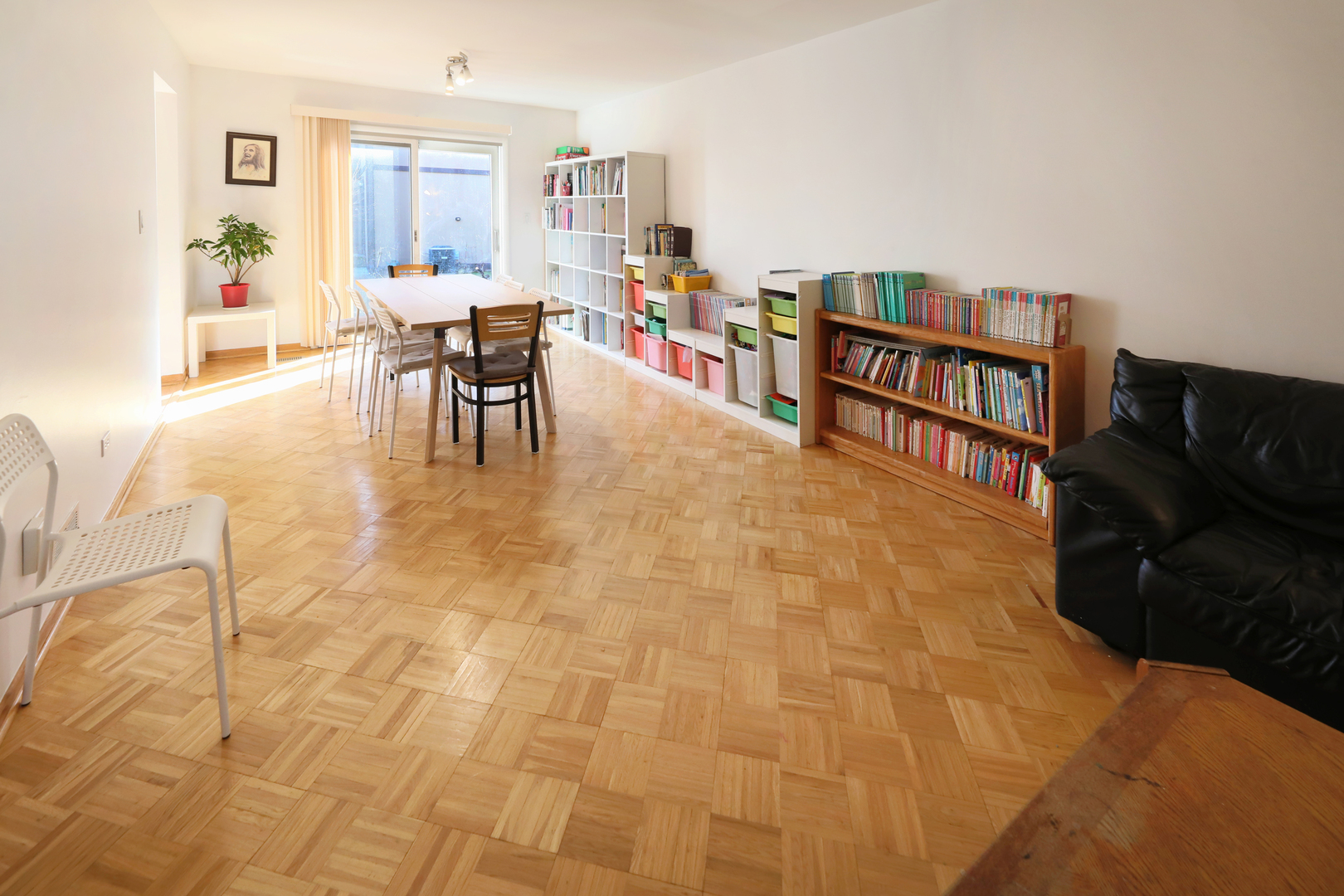 317 Partridge Lane Wheeling, IL 60090 - Photo 2 of 22 a dining room with furniture and a book shelf