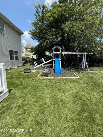 a view of a house with backyard