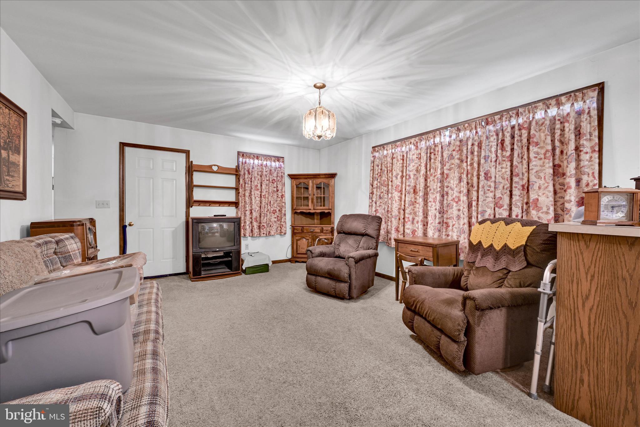 91 Williams Road Myerstown, PA 17067 - Photo 15 of 40 a living room with furniture and a chandelier