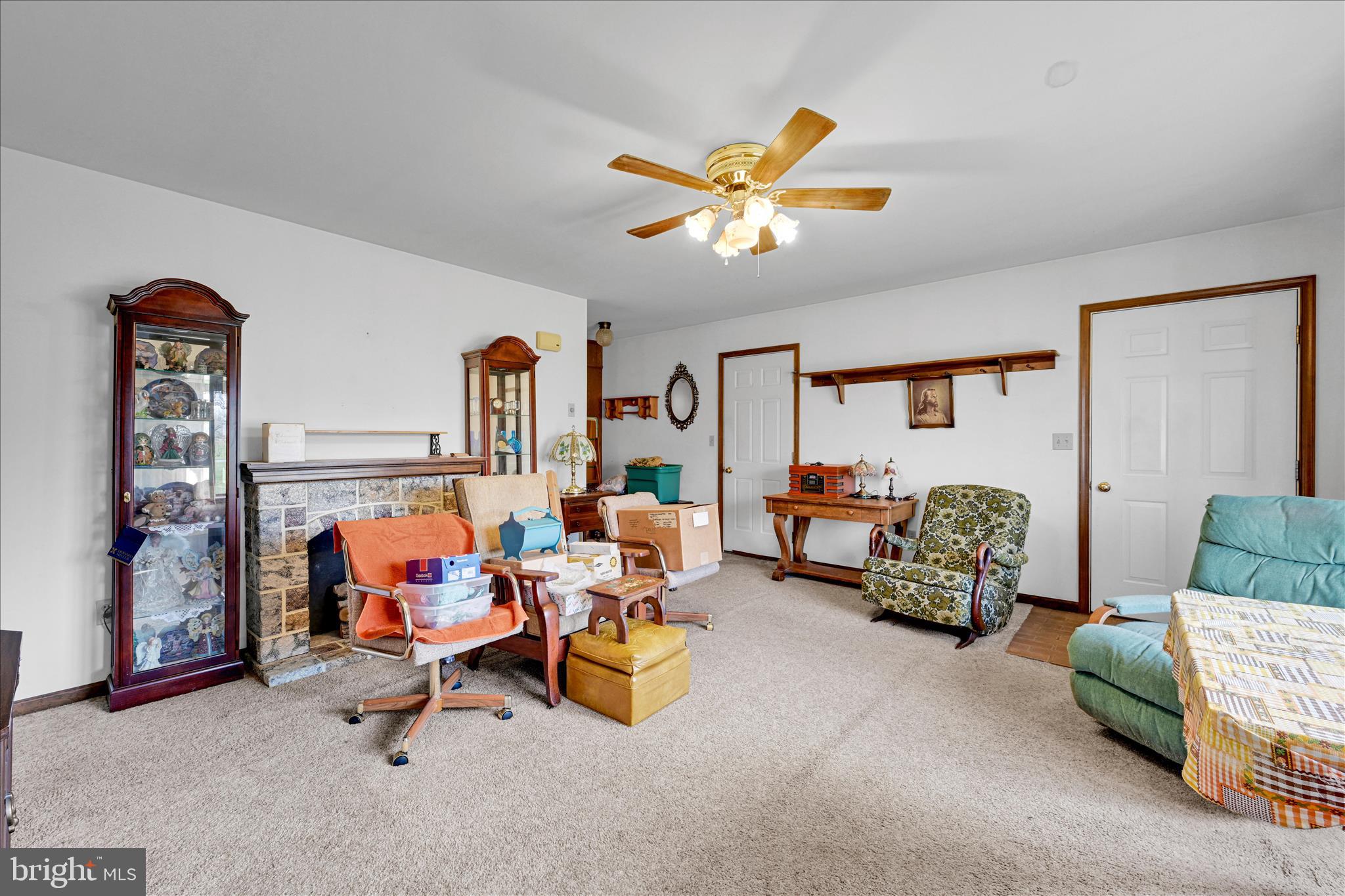 91 Williams Road Myerstown, PA 17067 - Photo 9 of 40 a living room with furniture and a chandelier