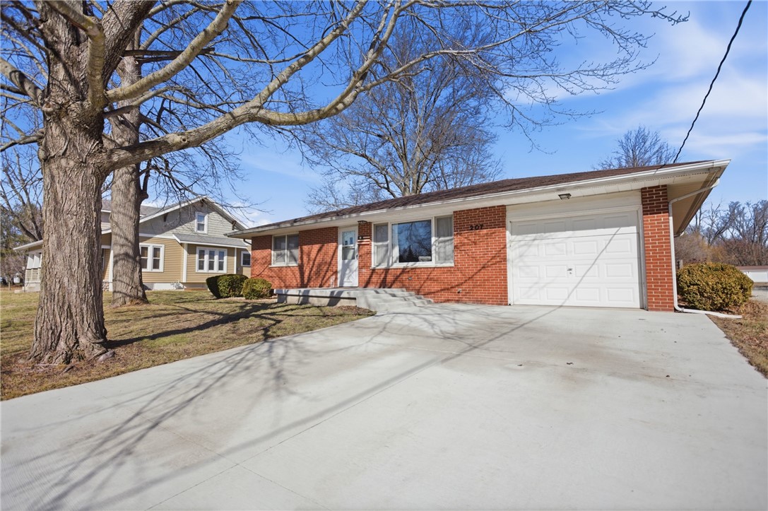 207 Commercial Street Strasburg, IL 62465 - Photo 2 of 20