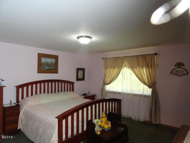 1230 Moonshine Park Road Logsden, OR 97357 - Photo 17 of 34 Master bedroom