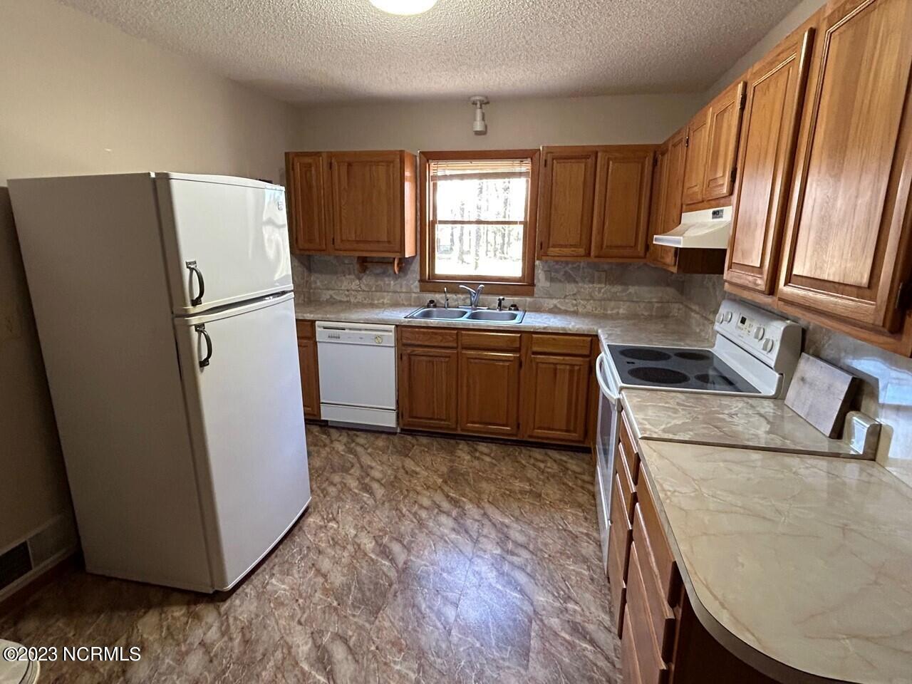 184 Royal Road Beaufort, NC 28516 - Photo 6 of 15 Kitchen