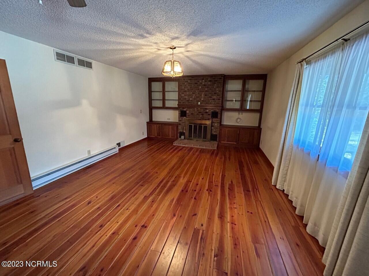 184 Royal Road Beaufort, NC 28516 - Photo 8 of 15 Living Room