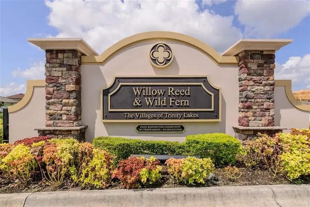 a view of empty room with window
