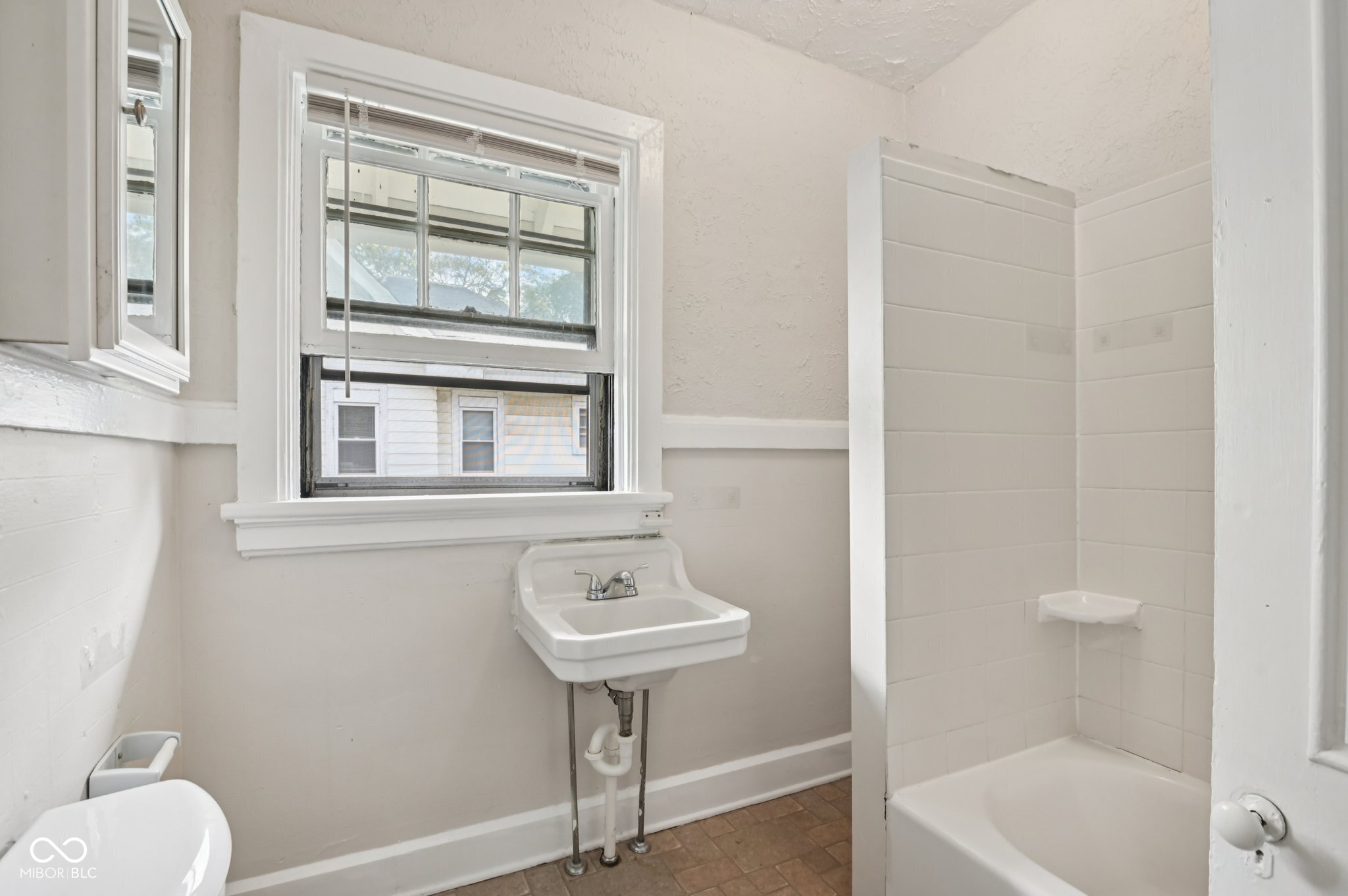 5334 East Washington Street Indianapolis, IN 46219 - Photo 6 of 24