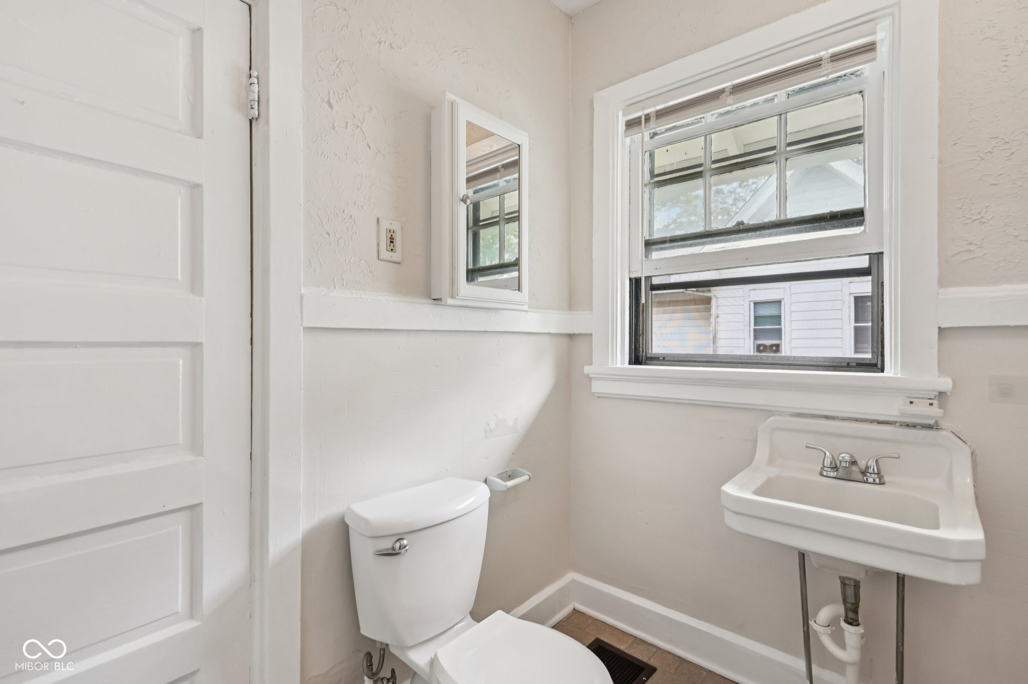 5334 East Washington Street Indianapolis, IN 46219 - Photo 7 of 24