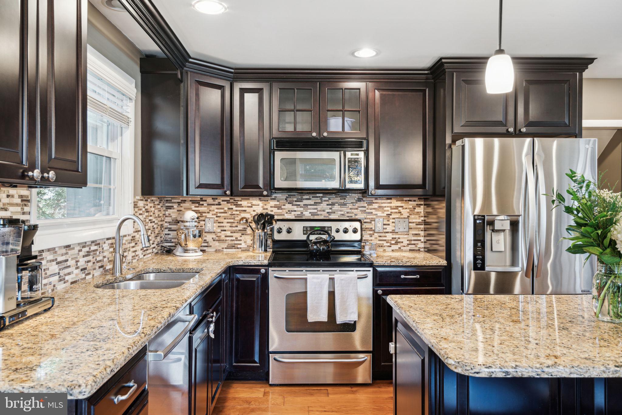 654 Wallace Drive Wayne, PA 19087 - Photo 8 of 35 42-inch cabinets and stainless steel appliances