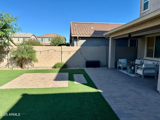 a view of backyard of the house