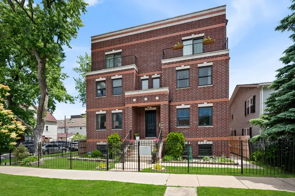$825,000 | 2219 North Campbell Avenue, Unit 1N, Chicago, IL 60647