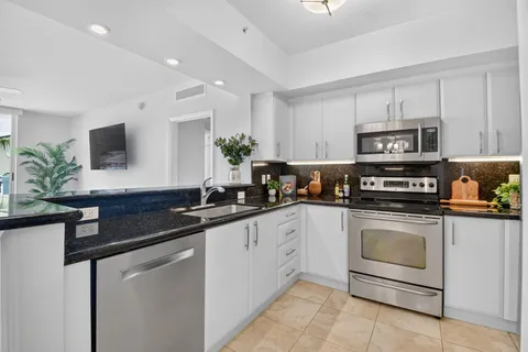 $649,000 | 403 South Sapodilla Avenue, Unit 307, West Palm Beach, FL 33401