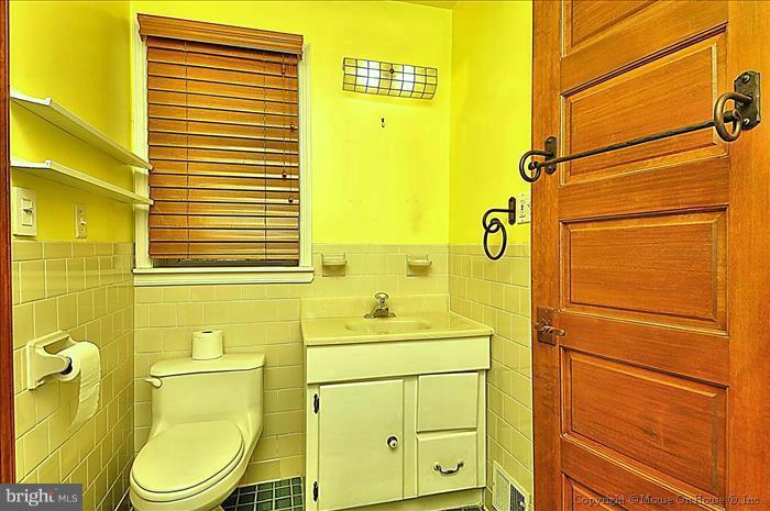 403 Franklin Avenue Silver Spring, MD 20901 - Photo 23 of 27 Bath