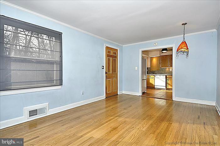 403 Franklin Avenue Silver Spring, MD 20901 - Photo 6 of 27 Living Room