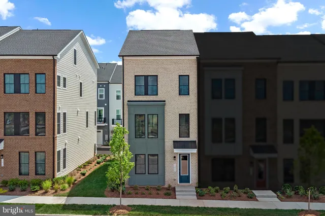 $838,735 | 13922 Aviation Place, Herndon, VA 20171