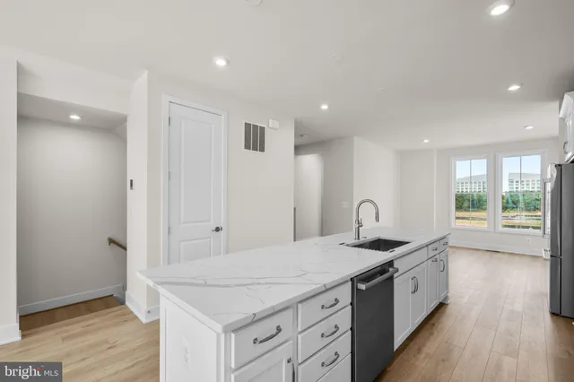 $838,735 | 13922 Aviation Place, Herndon, VA 20171