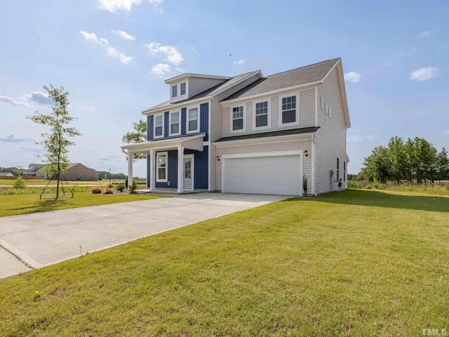 a view of an house with backyard and swimming pool