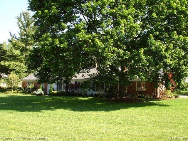 4840 Wye Oak Road Bloomfield Hills, MI 48301 - Photo 2 of 25 Large Trees in Front View.jpg