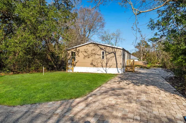 a view of a back yard