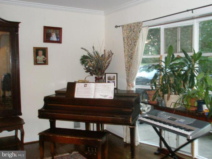 1396 Kimblewick Road Potomac, MD 20854 - Photo 3 of 18 Living Room