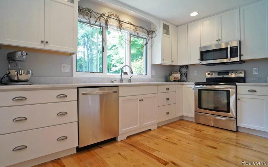 Gorgeous kitchen with lots of pull outs and cabinets.