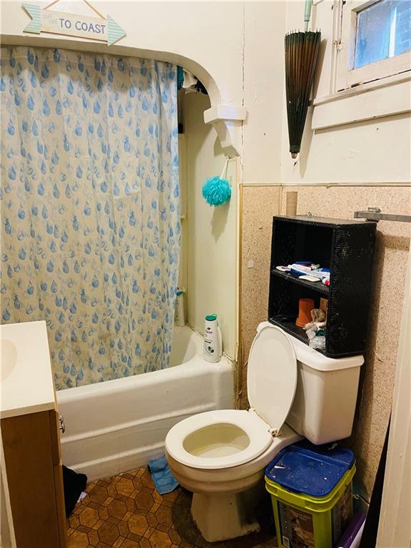175 Steuben Street Pittsburgh, PA 15220 - Photo 12 of 40 a bathroom with a toilet and a bathtub
