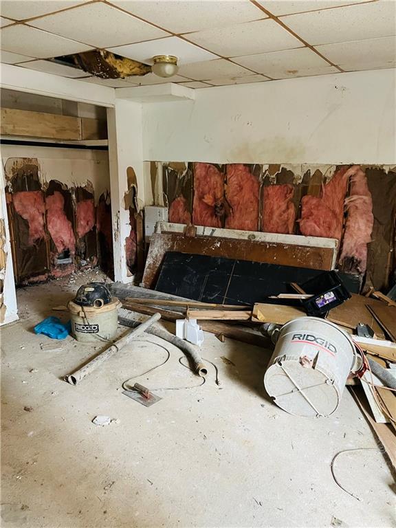 175 Steuben Street Pittsburgh, PA 15220 - Photo 28 of 40 a living room with furniture and a couch