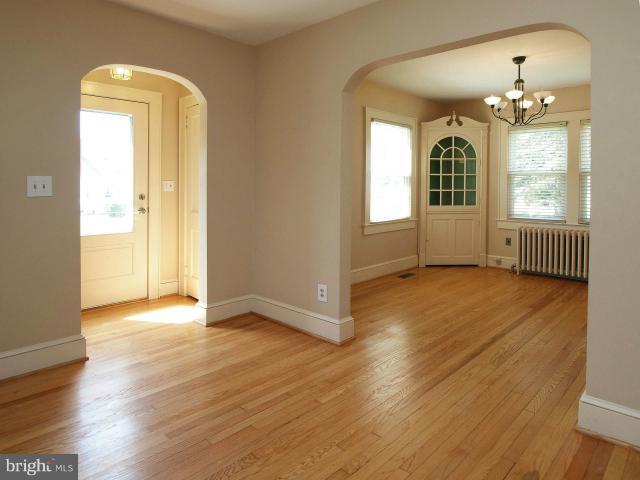 9209 Ox Road Lorton, VA 22079 - Photo 14 of 28 Living Room