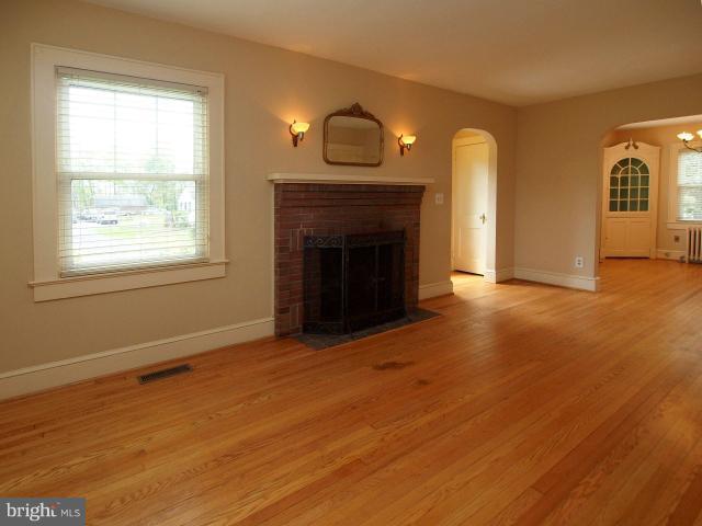 9209 Ox Road Lorton, VA 22079 - Photo 15 of 28 Living Room
