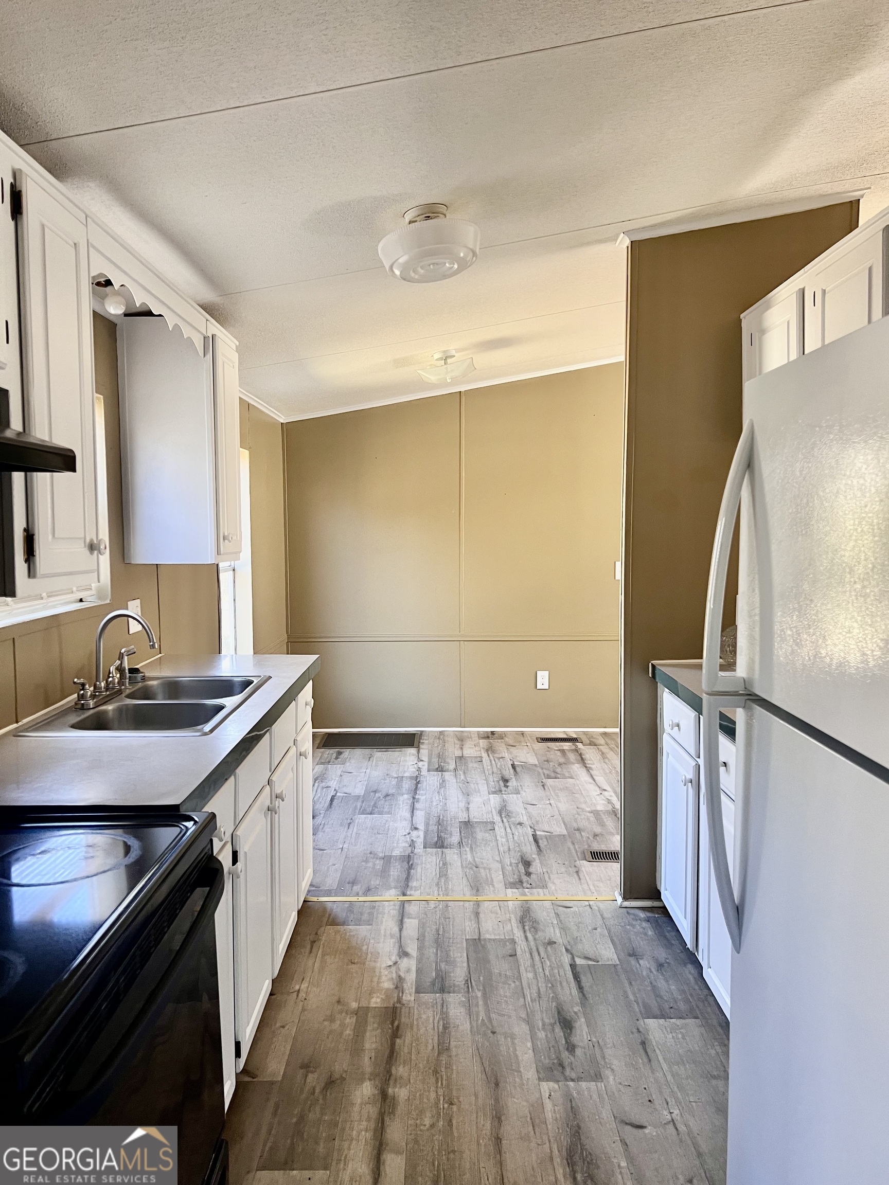 141 Shady Oaks Road Eastman, GA 31023 - Photo 18 of 26 a bathroom with a sink and a mirror