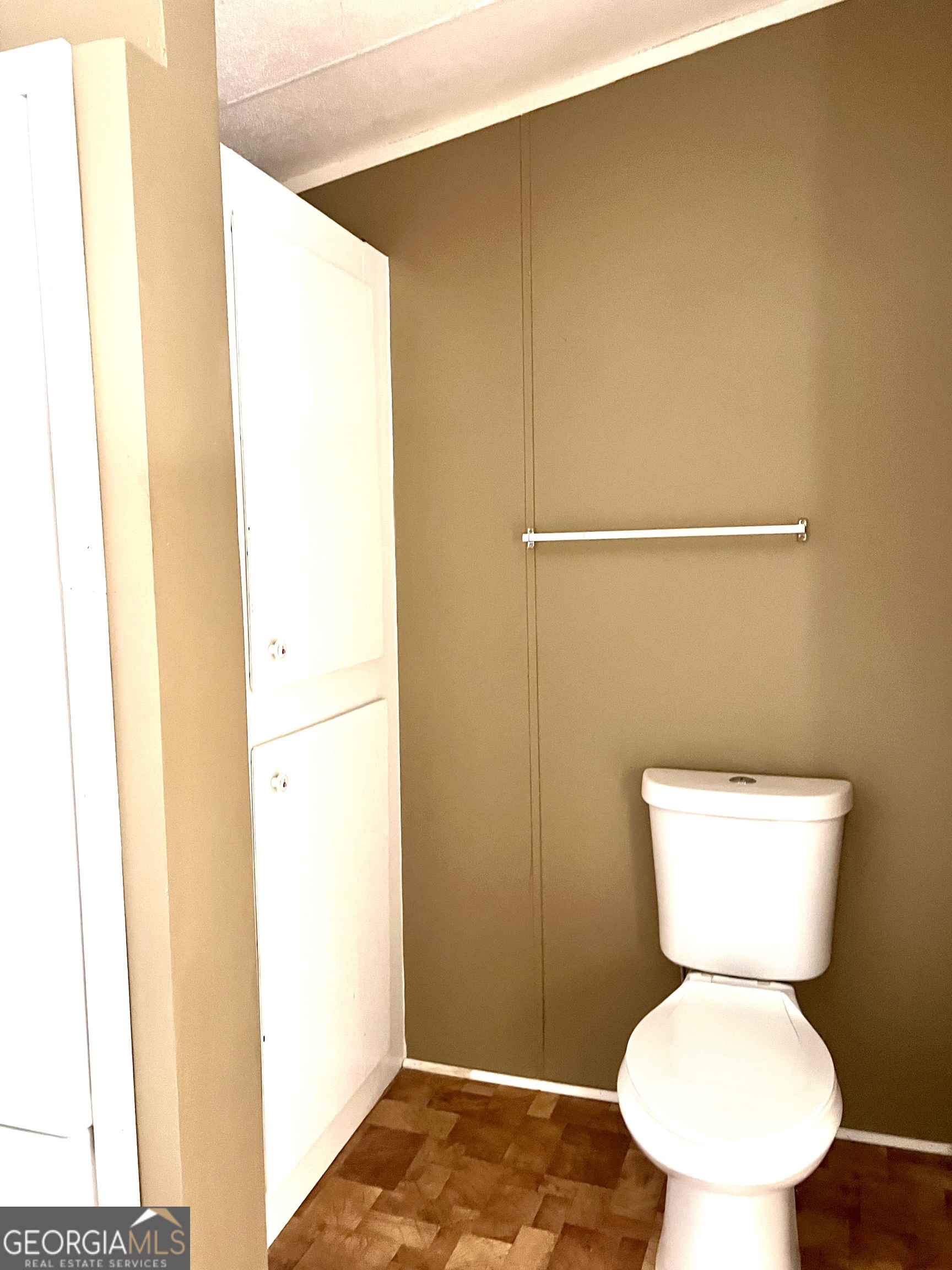 141 Shady Oaks Road Eastman, GA 31023 - Photo 23 of 26 a bathroom with a toilet and a shower