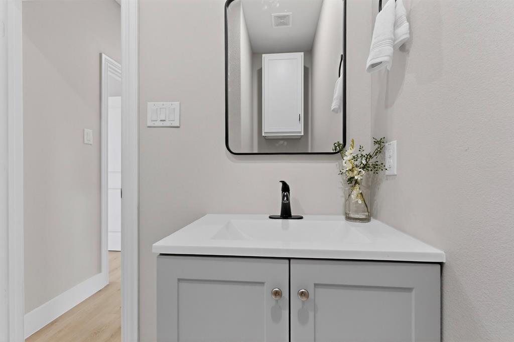 6027 Plum Dale Road Dallas, TX 75241 - Photo 10 of 33 2nd floor full Bath