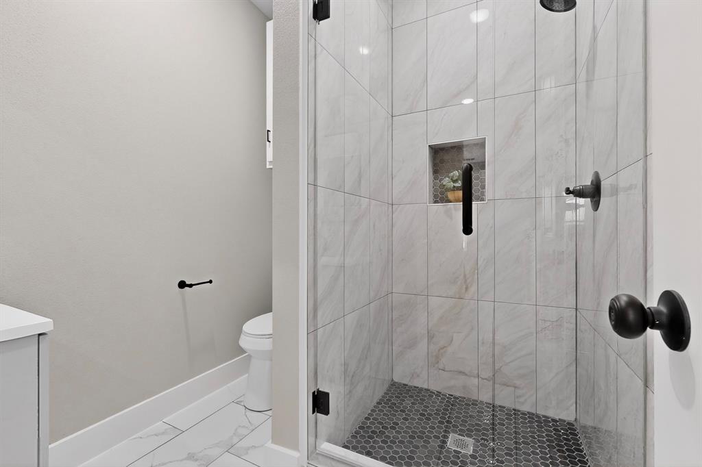 6027 Plum Dale Road Dallas, TX 75241 - Photo 11 of 33 2nd floor full Bath