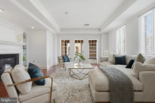 $7,995 | 1512 Spruce Street, Unit PH2702, Philadelphia, PA 19102