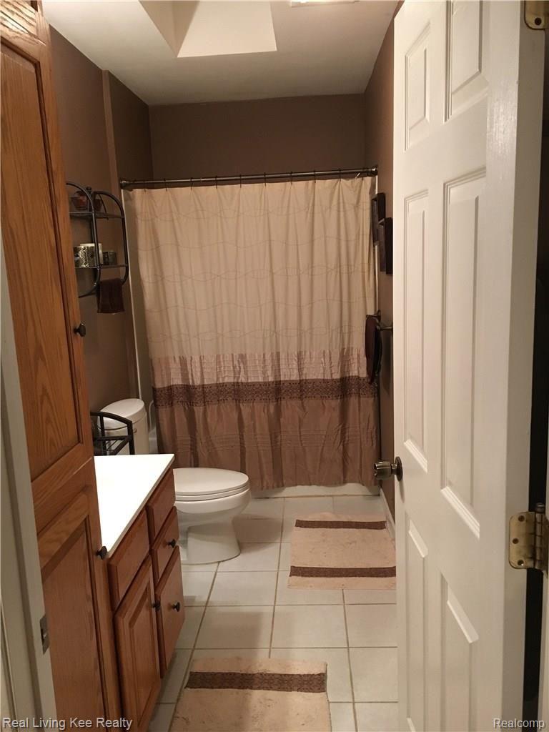 2981 Simpson Drive Rochester, MI 48309 - Photo 13 of 38 Bathroom.jpg