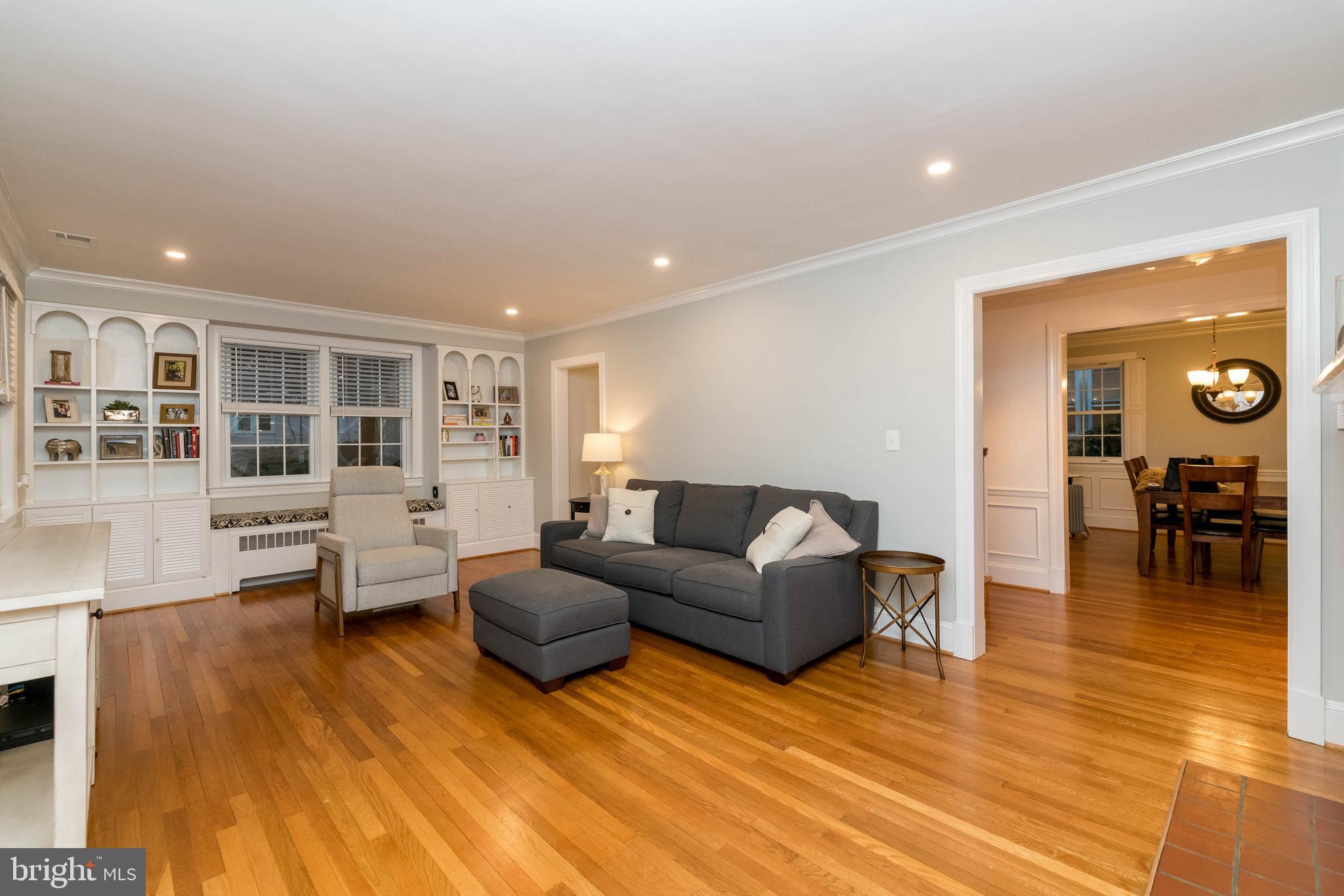 526 Overbrook Road Baltimore, MD 21212 - Photo 5 of 42 Large living room with built-ins!