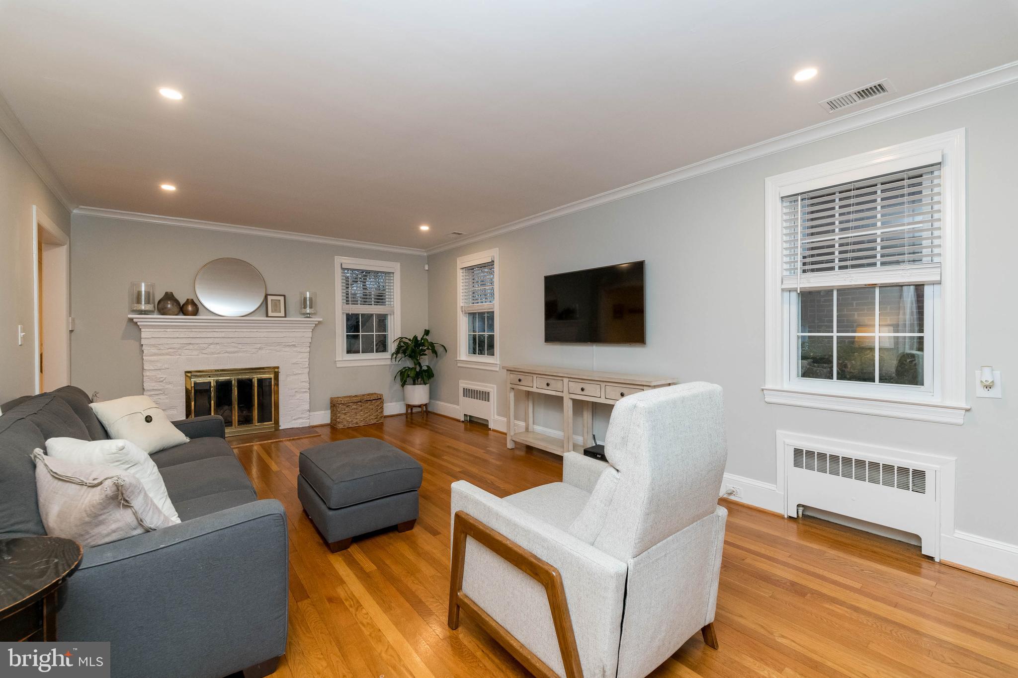 526 Overbrook Road Baltimore, MD 21212 - Photo 6 of 42 Living room with gas fireplace.