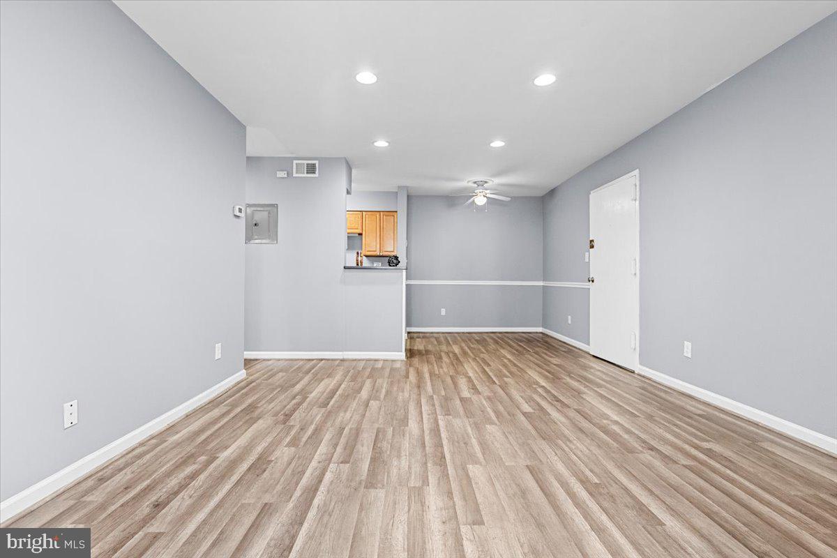 5905 Kingsford Road, Unit 384 Springfield, VA 22152 - Photo 4 of 18 Living Room