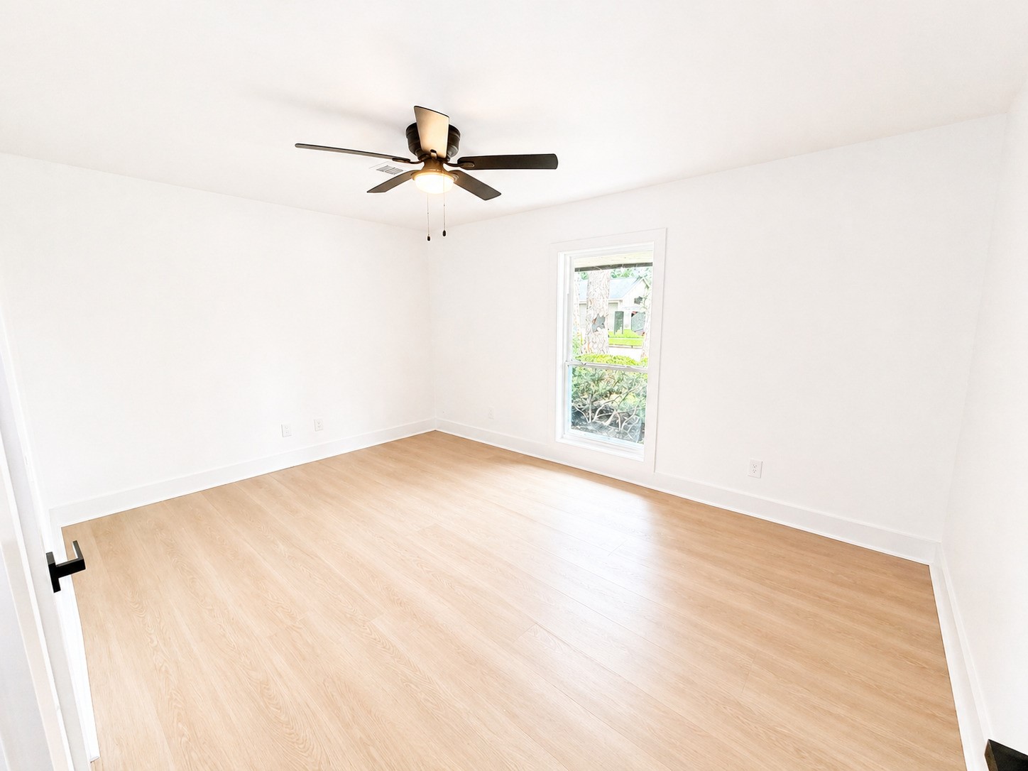 5642 Warm Springs Road Houston, TX 77035 - Photo 10 of 19 Bedroom 2