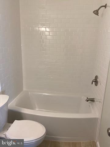 43 Hunters Run Newtown Square, PA 19073 - Photo 25 of 37 a bathroom with a bathtub and a toilet