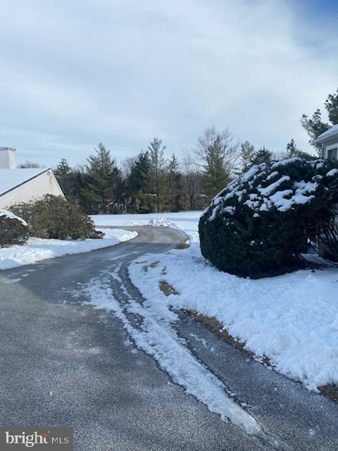 43 Hunters Run Newtown Square, PA 19073 - Photo 8 of 37 a view of a dry yard with wooden fence