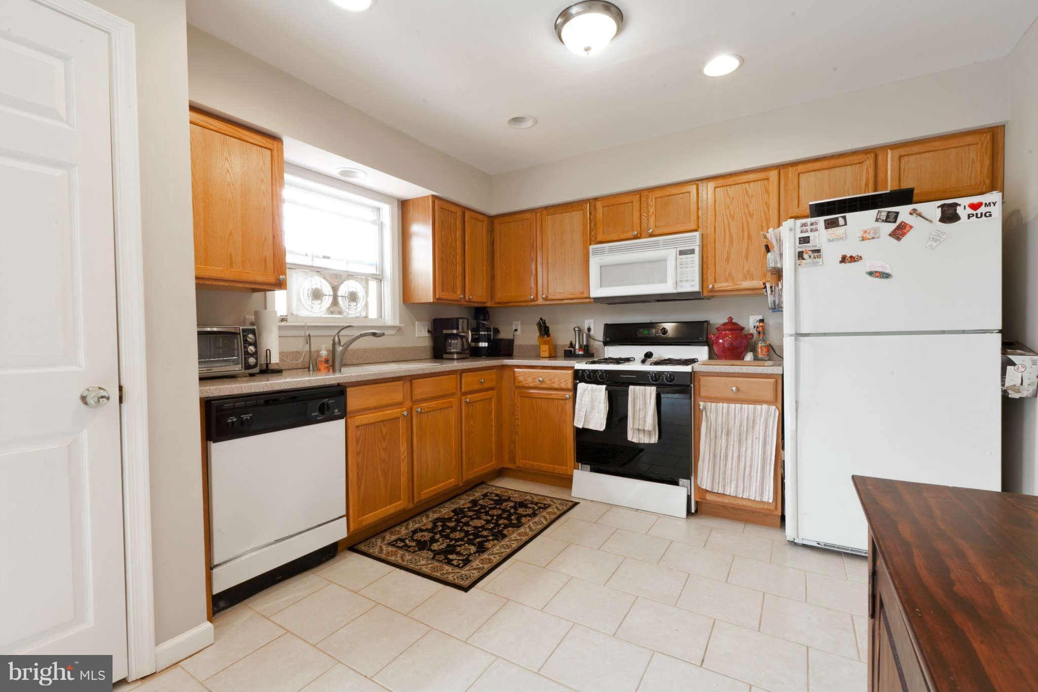 814 Aztec Drive Frederick, MD 21701 - Photo 2 of 22 Light and bright kitchen