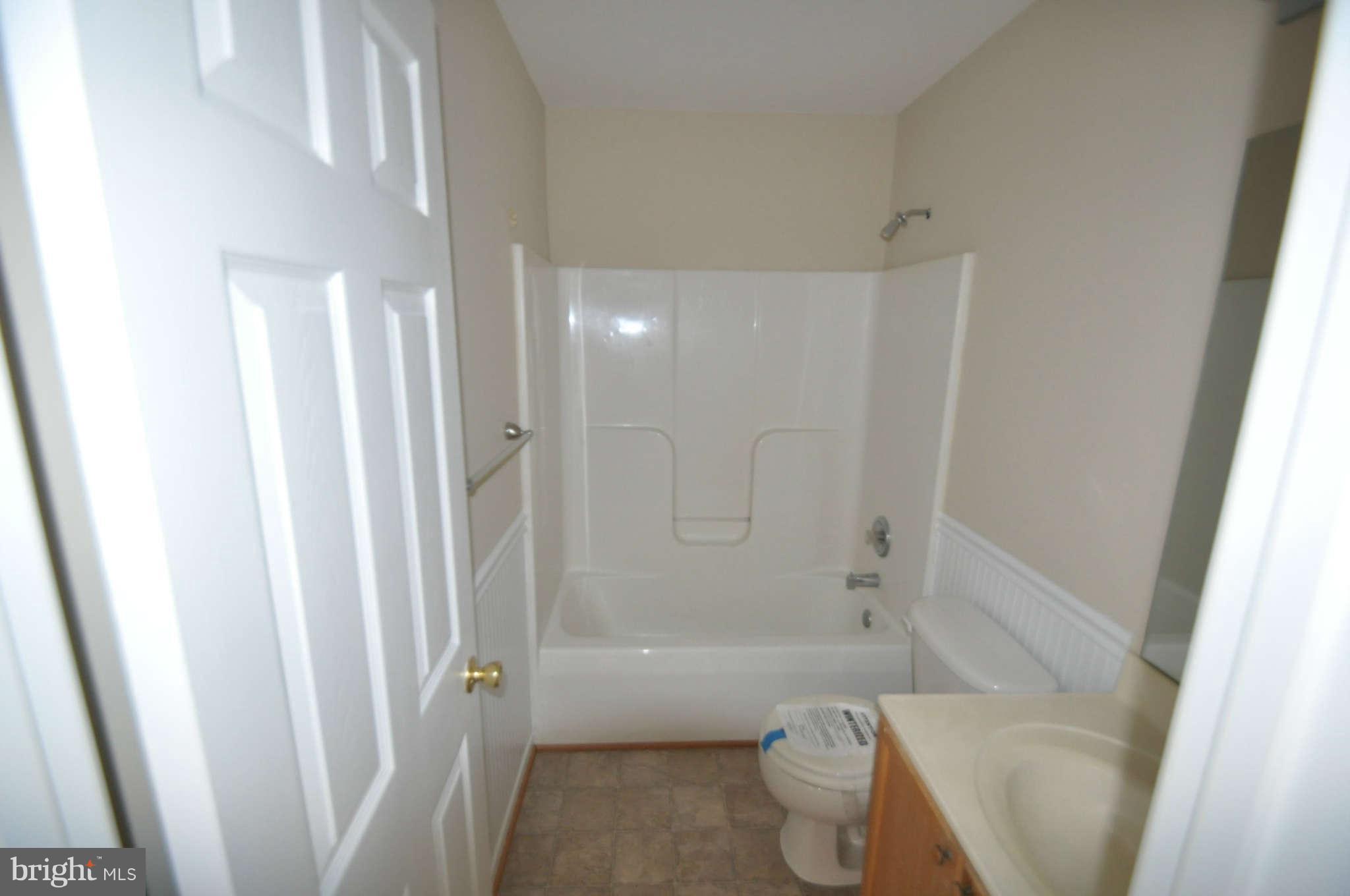 814 Aztec Drive Frederick, MD 21701 - Photo 11 of 22 Full hall bath