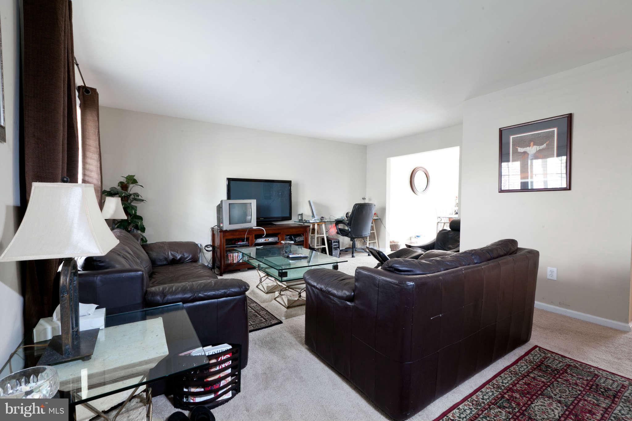814 Aztec Drive Frederick, MD 21701 - Photo 7 of 22 Spacious family room