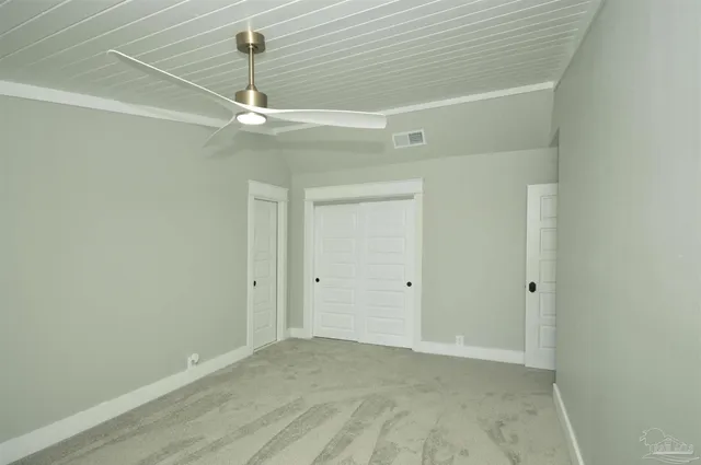 a view of an empty room with ceiling fan