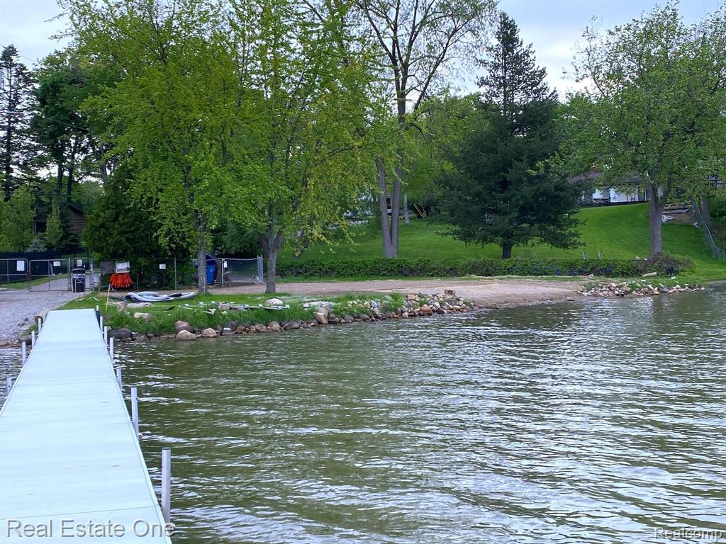 4230 Lanette Drive Waterford, MI 48328 - Photo 4 of 31